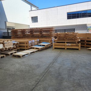 Pallets in Willawong